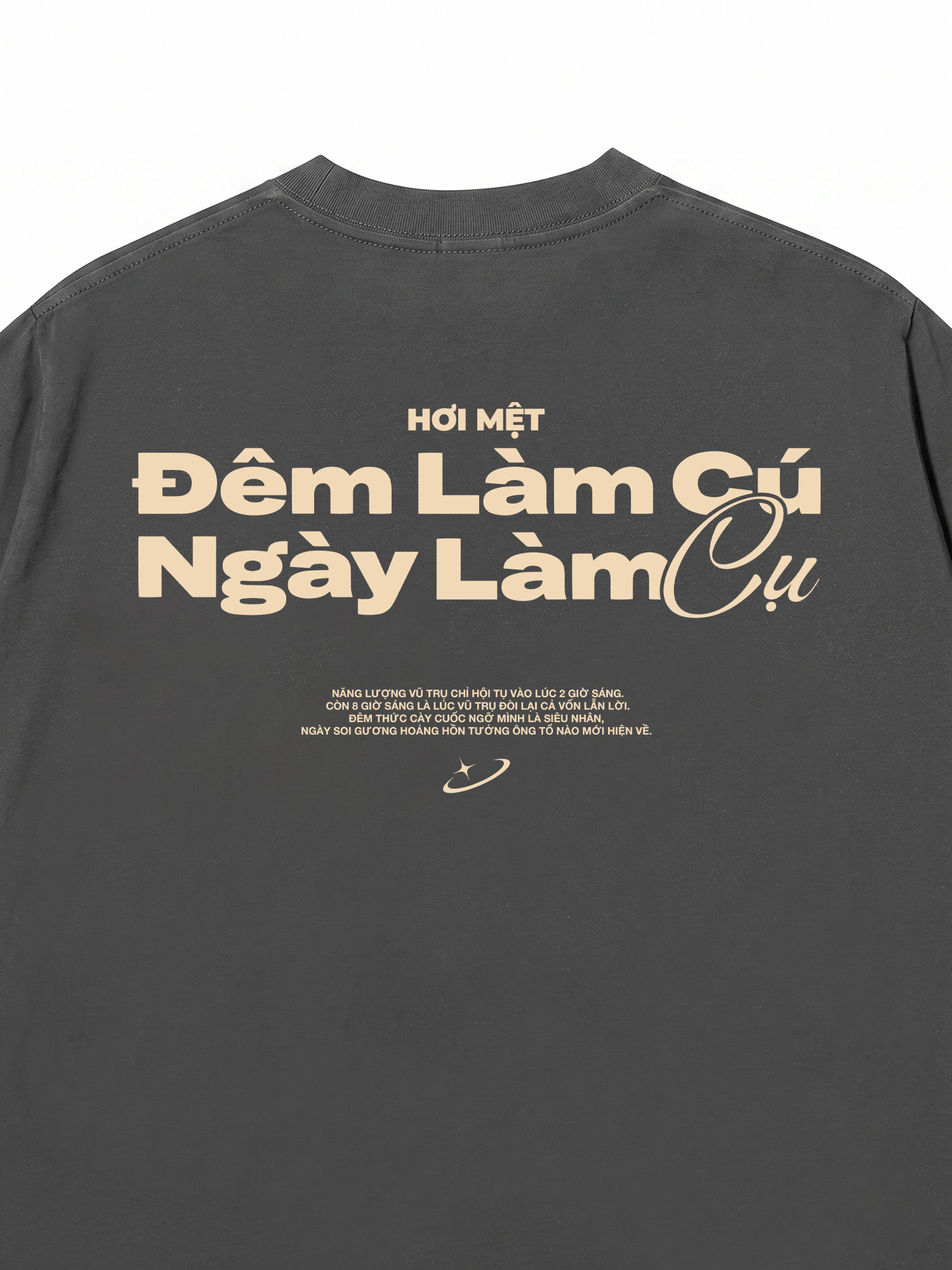 Áo Thun Relaxed Fit Đêm Làm Cú Ngày Làm Cụ