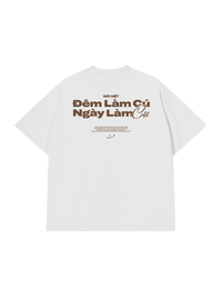 Áo Thun Relaxed Fit Đêm Làm Cú Ngày Làm Cụ