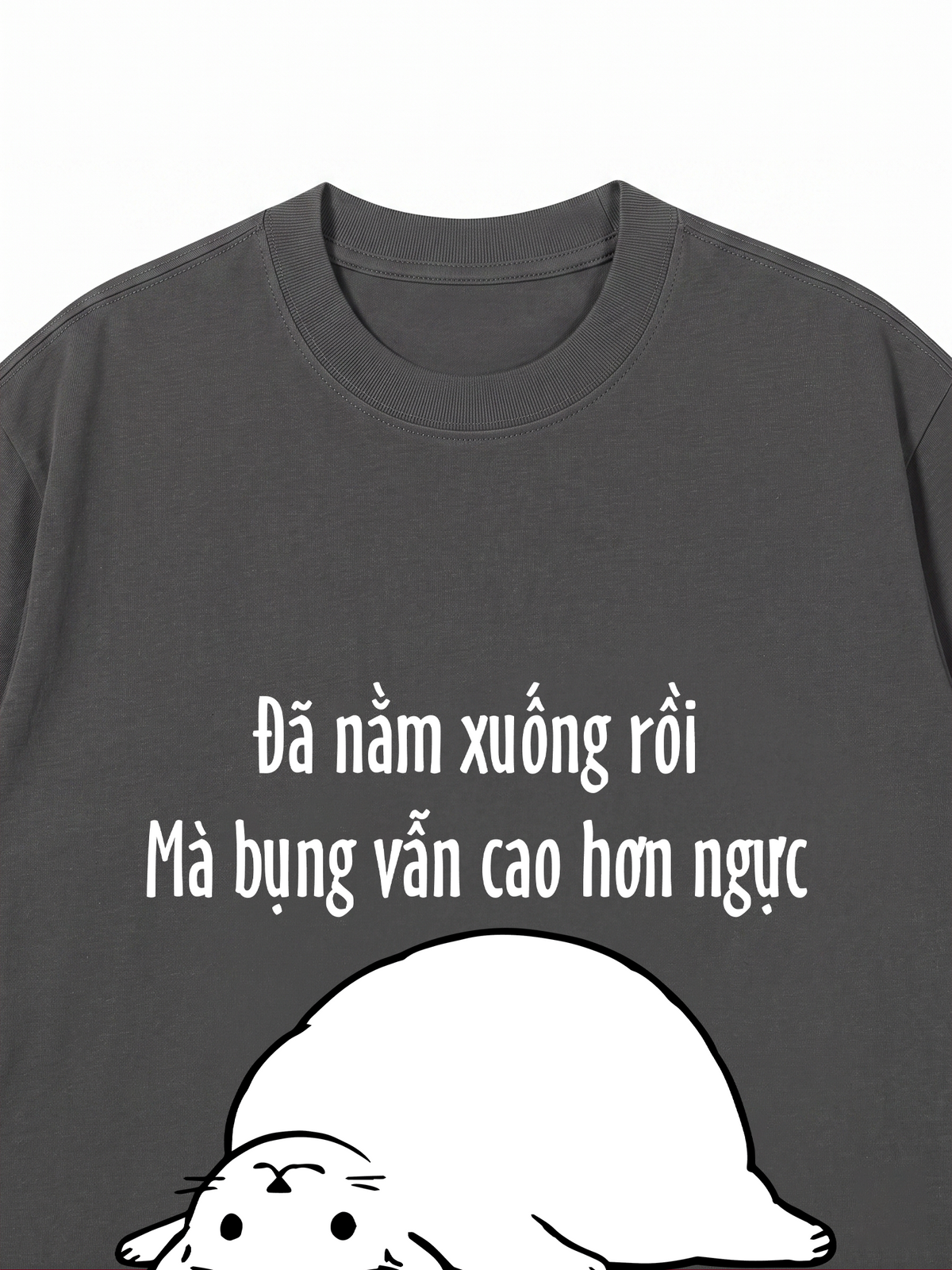 Áo Thun Relaxed Fit Đã Nằm Xuống Rồi Mà Bụng Vẫn Cao Hơn Ngực